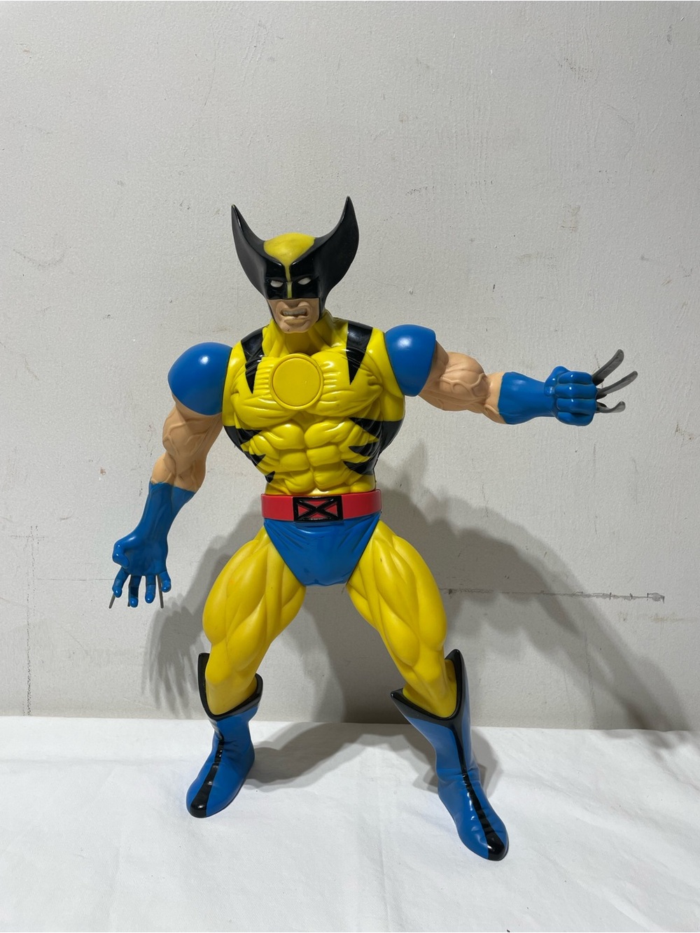 Marvel X-Men Battle Ravaged Wolverine Vintage 1995 ToyBiz Action Figure 15 Inch